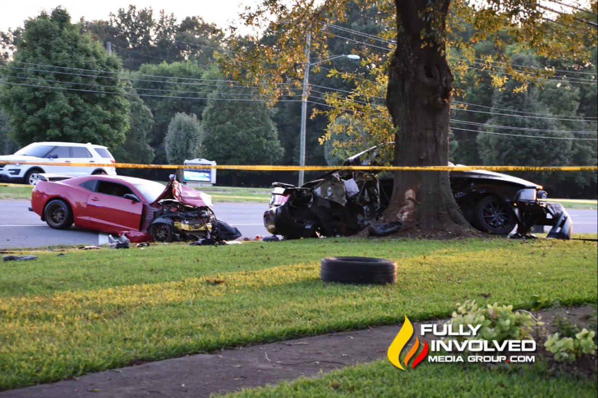 FullyInvMedia's tweet image. #BreakingNews: One person is dead after a deadly hit &amp;amp; run crash on W. Arrowood Rd. One person was heavily pinned after hitting a tree. CMPD took one person into custody for fleeing the scene. Witnesses say they saw both cars racing prior to the crash.