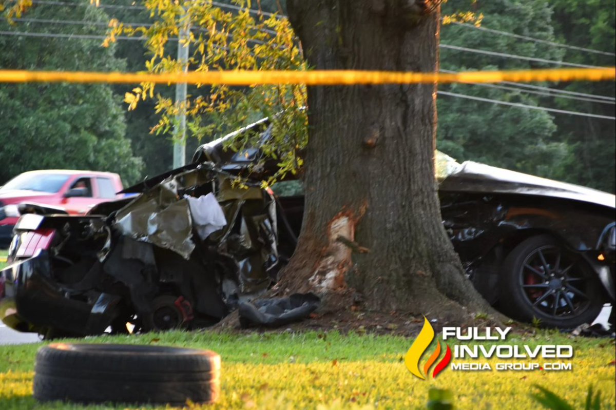 FullyInvMedia's tweet image. #BreakingNews: One person is dead after a deadly hit &amp;amp; run crash on W. Arrowood Rd. One person was heavily pinned after hitting a tree. CMPD took one person into custody for fleeing the scene. Witnesses say they saw both cars racing prior to the crash.