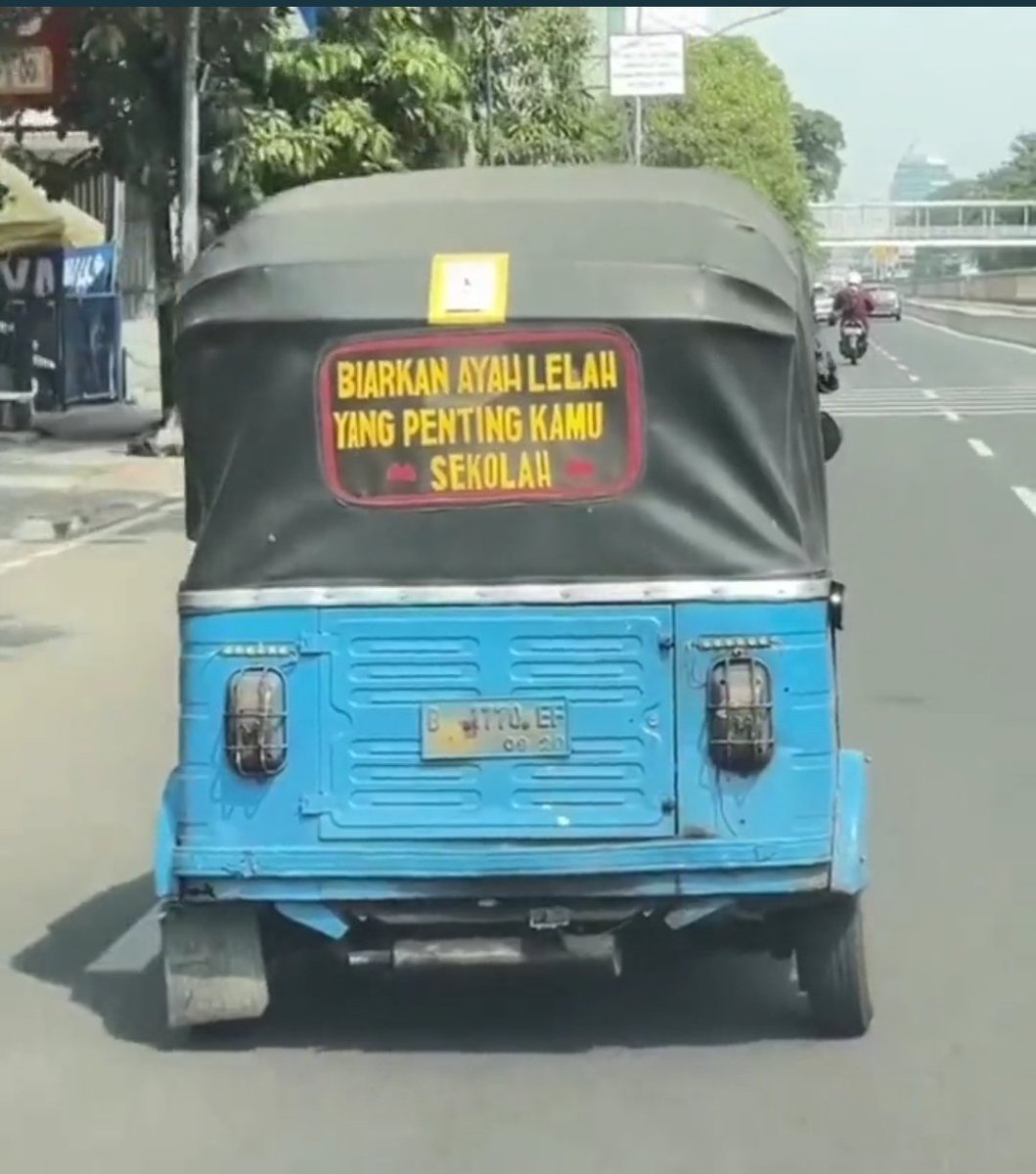 Lelaki itu
Bapak namanya

Yang paling menangis
Ketika anaknya 
Mengucapkan 
Akad nikah

Dan selalu
Merasa bersalah
Karena merasa belum
Memberi apa-apa

Lelaki itu
Diamnya doa
Keringatnya doa
Air matanya doa

Lelaki itu:
Bapak namanya

- Kang Maman
#AlFatihah