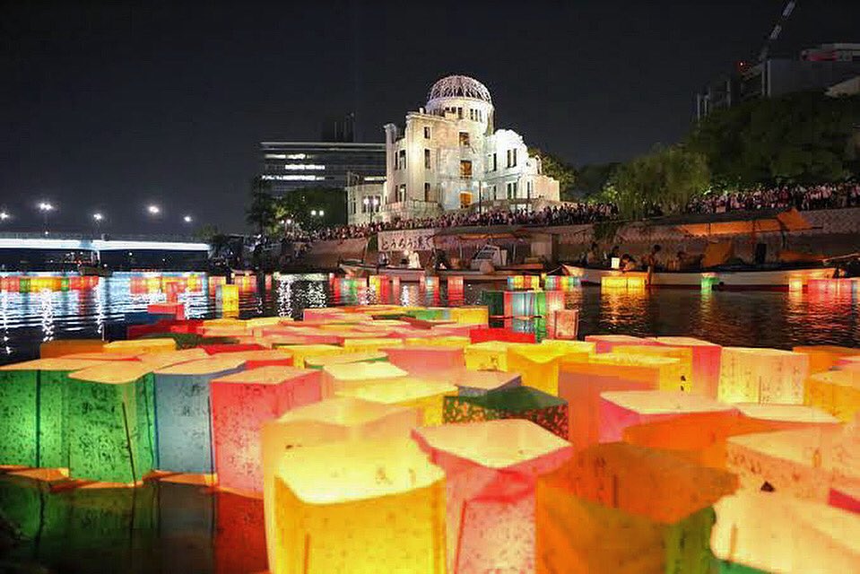 akakotoba's tweet image. 栗原健太「（８月６日のとうろう流しが）綺麗だと思うことは、悪いことじゃない。それだけ、原爆で奪われてしまった罪のないひとつひとつの魂が綺麗だったということ。だから、これを見て戦争や平和の意味を考える」

#栗原健太 #カープ #8月6日 #広島