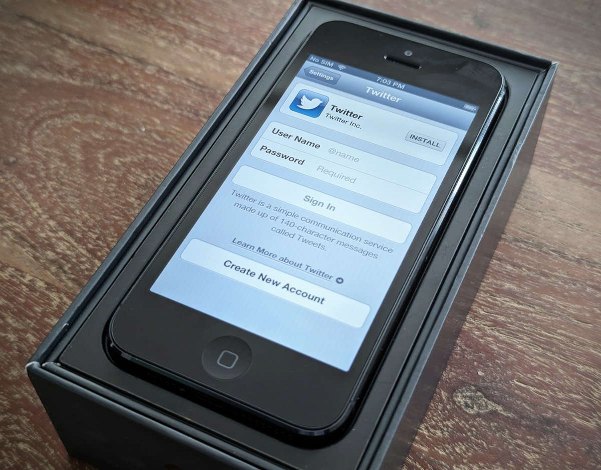 futureform_'s tweet photo. My iPhone 5 on iOS 6 still has an ad for Twitter right inside of the settings app.

The bird never dies.  https://t.co/o4lo9ZH8Rc
