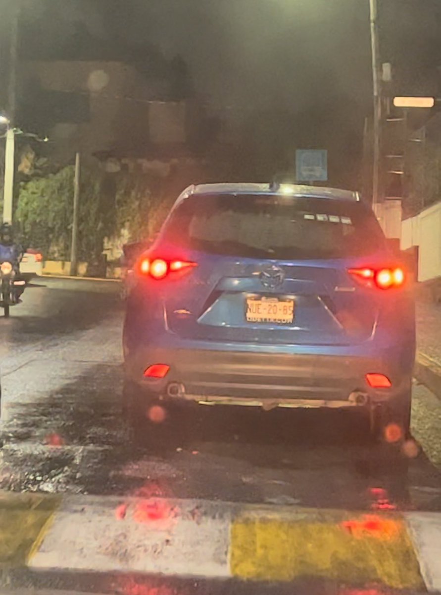 MeliGtz's tweet photo. Acabo de ver como bajaron del coche a este perrito!Tristemente ya no pude encontrar al perrito porque se fue corriendo atrás de ellos pero, POR FAVOR LES PIDO QUE COMPARTAN ESTA PUBLICACIÓN. Placas NUE-20-85 La magdalena Contreras, CDMX @lopezdoriga @RescateAnimal @Adela_Micha https://t.co/mg2Ew5Bt9J