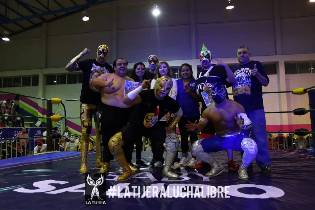 LaTijeraLucha's tweet photo. Sentido homenaje de #PromocionesTragedias, #ProduccionesDestroyer y la diputada Gaby Salido se rinde tributo a #SuperBrazo por 44 años de profesional y #HuracanRamirez no pudo llegar a tiempo al #DeportivoJoseMariaMorelosYPavon pero también se le brinda una porra... https://t.co/ywdGcwVKBt