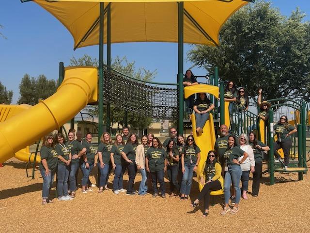 mrsduran04's tweet photo. @VandaliaVikings Teachers are ready for the new school year!! 💚💛 @PortervilleUSD https://t.co/HAMOFyJhaK