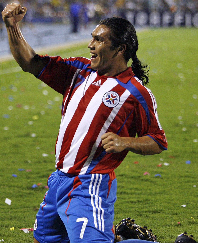 Hoy cumple 43 años el gran Salvador Cabañas. Dos veces goleador de la libertadores. Integrante del XI ideal de América 3 años seguidos. Goleador de Paraguay en Eliminatorias 2010.  Aún hoy, tercer máximo goleador extranjero del América de México. 

Pensar que su carrera terminó