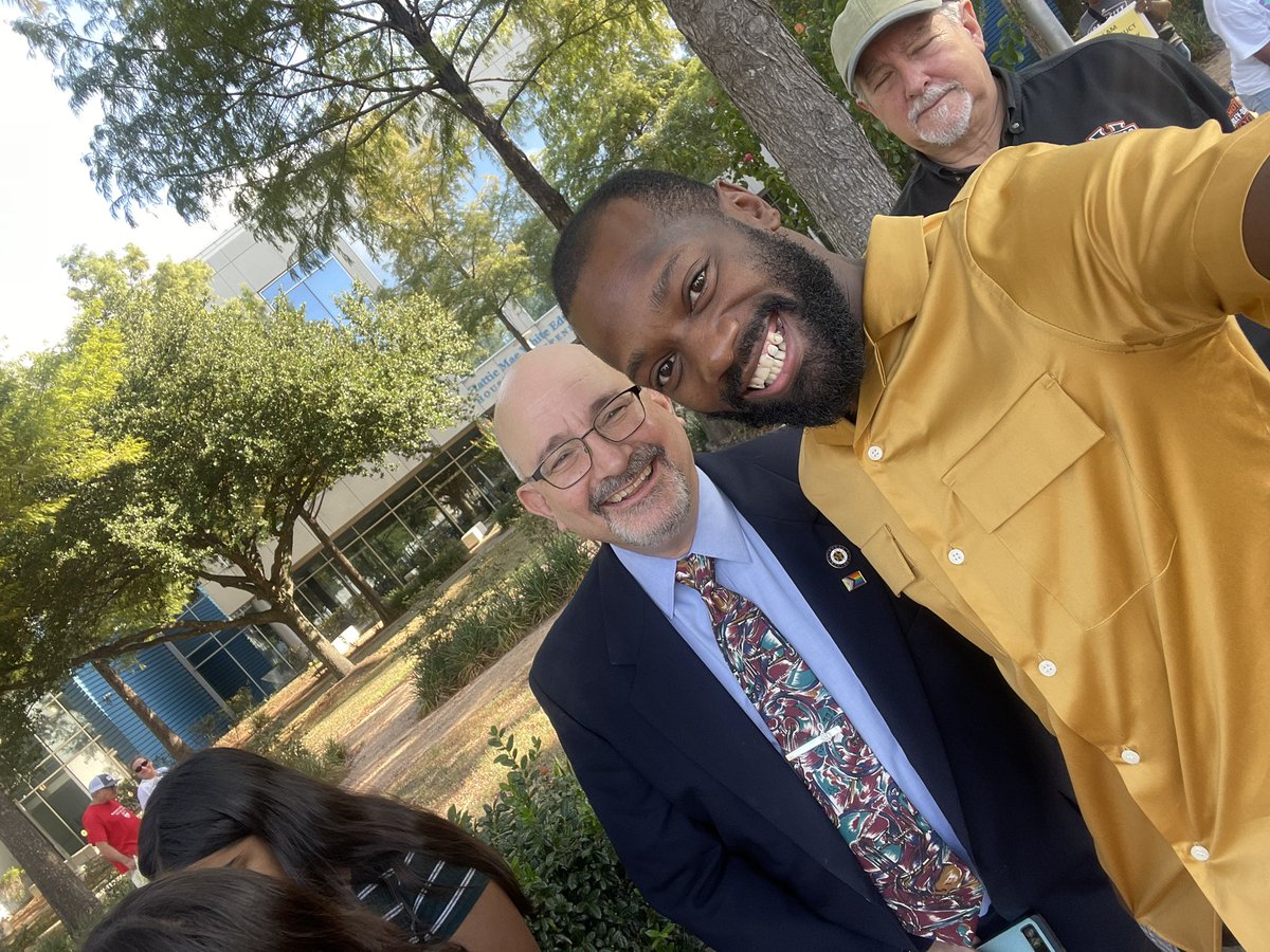 samsmith4people's tweet photo. Books! Not Crooks!

No Justice, No Peace
#HISD #SaveOurSchools #LibrariesNotPrisons #HoustonISD https://t.co/zU8oGfuy1L