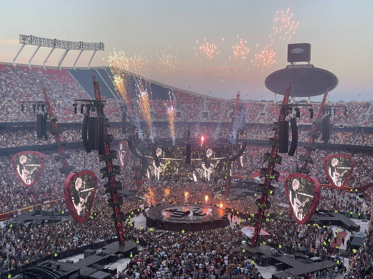 kcconcerts's tweet image. Hanging with @edsheeran at Arrowhead tonight. Great night out here. #kcconcerts