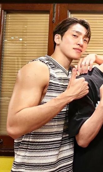 for82sy's tweet photo. when did your arms become THIS BIG HELLO?!?! https://t.co/G40cppuUby
