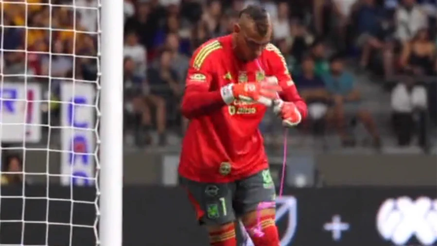 MarieMarilou_'s tweet image. C'est du génie: ce #Gardien arrête un #TirAuBut après avoir déconcentré le tireur avec un #TourDeMagie
rtl.be/sport/football…