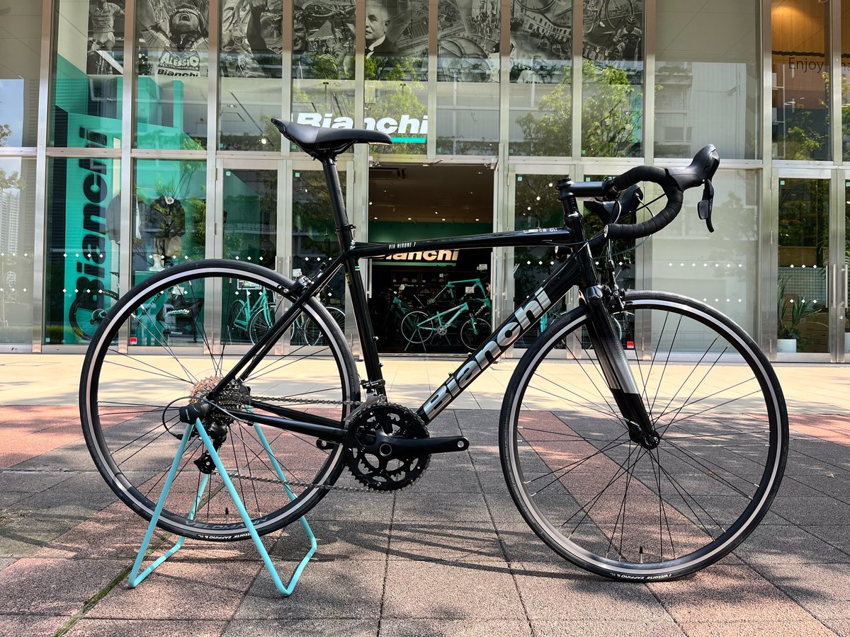 ariake1885's tweet photo. 【ビアンキバイクストア有明】
◎VIA NIRONE 7 Black/Silver

メインのBlackカラーに、SilverのBianchiの文字が絶妙なバランスで表現されています
パーツで差し色を加えることでガラッと印象が変わるのでカスタムも楽しめます

#ビアンキ #Bianchi #有明ガーデン #ridebianchi #NIRONE https://t.co/DQS3dqVibO