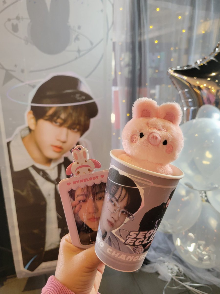 noskzps's tweet photo. binnie day!! 🐖🐇🎂 thank you for hosting @cafelovestay! #seolareclipse #HappyChangbinDay https://t.co/1VYHbZ1PUD