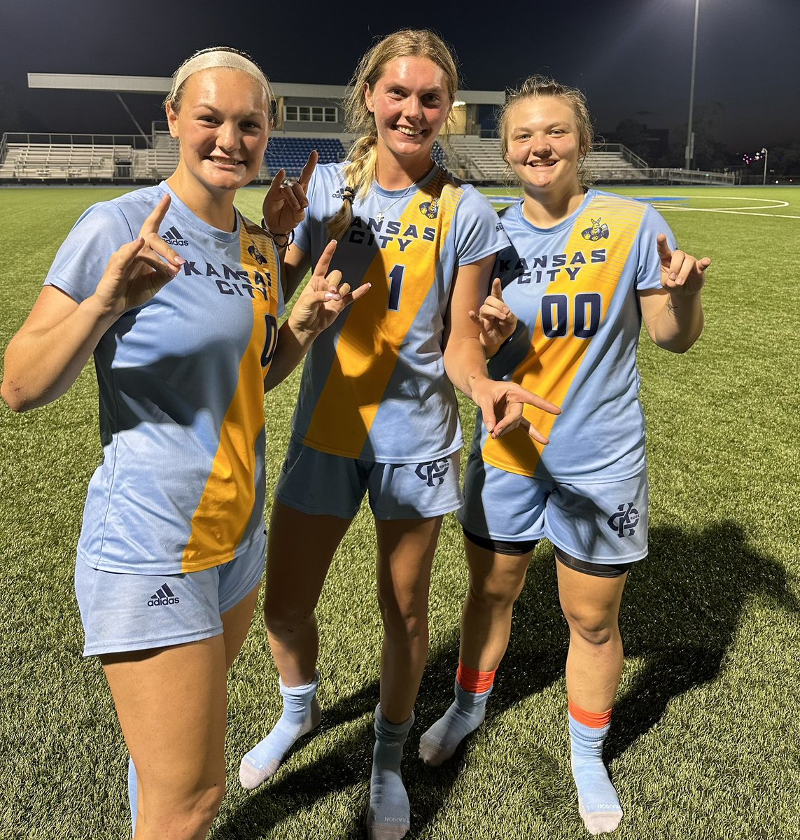 KCRoosWSoccer's tweet image. 𝙁𝙞𝙧𝙨𝙩 𝙉𝙞𝙜𝙝𝙩 𝙊𝙪𝙩 with the 𝑾.

𝗚𝗼𝗮𝗹𝘀: 
Meg White ⚽️
Anna Jennings ⚽️

𝗛𝗲𝗮𝗿𝘁 &amp;amp; 𝗦𝗼𝘂𝗹:
Sydney Maddox 👏

𝗚𝗿𝗶𝘁𝘁𝘆 𝗥𝗼𝗼:
Sophia Smith 💪 

𝗦𝗵𝘂𝘁𝗼𝘂𝘁:
Riley Moore
Mak Caldwell
Cree Stewart 

#KCROOS #ROOUP