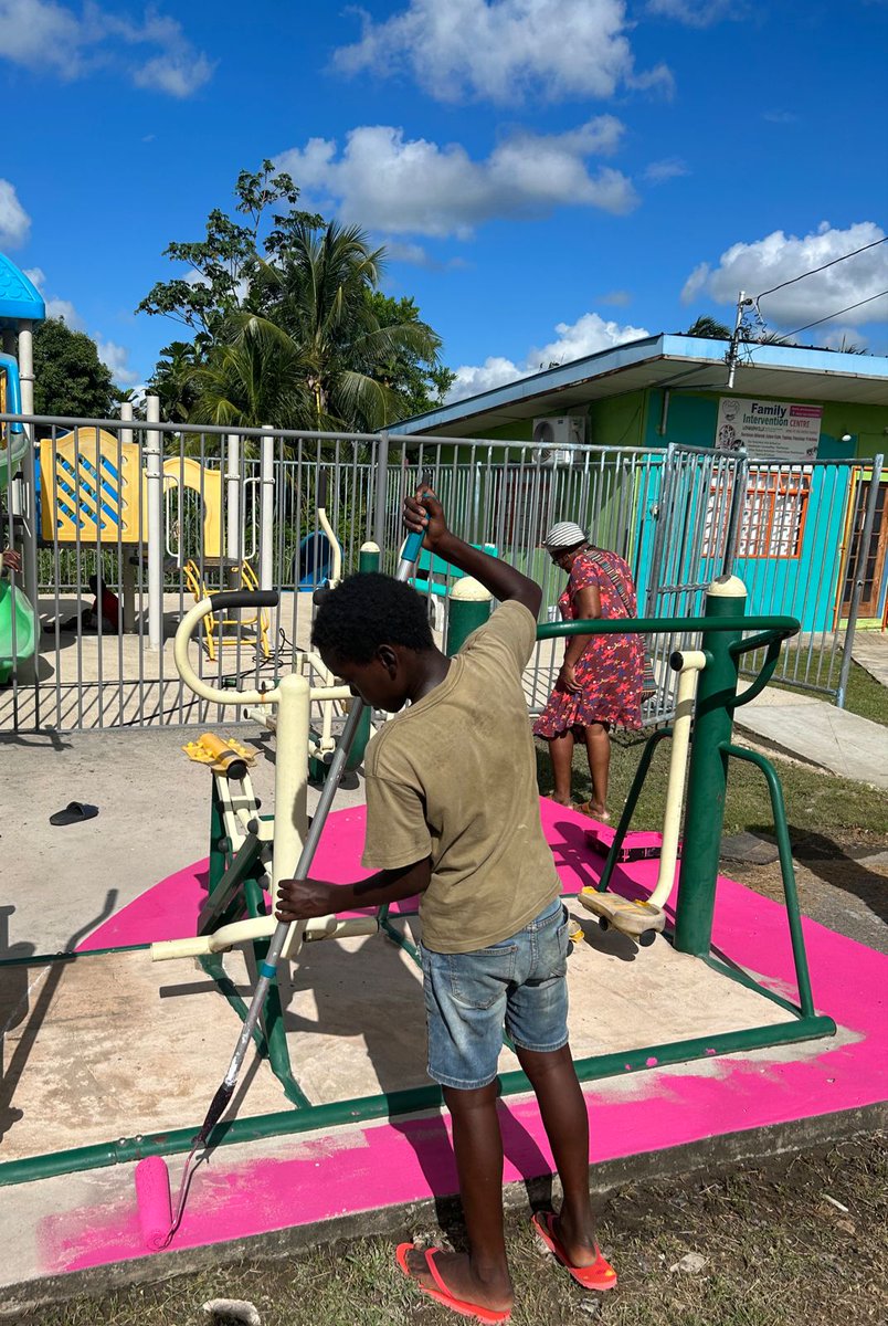 Tactical urbanism is going well in Chaguanas!

Soon we will have a nicer public space for the joy of all.

Come and see!

#InclusiveCities