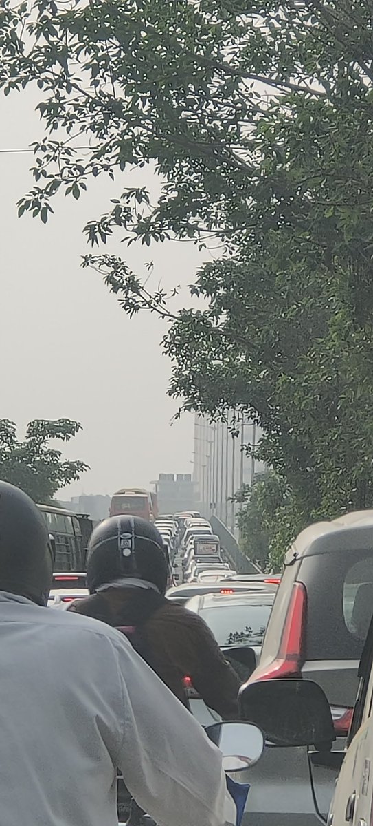 usp1409's tweet photo. This scenario on Dwarka flyover has now become an irritating norm every morning during office hours...distance to office increases every year...need for urgent action and policy changes... https://t.co/Qm6FowOZV1