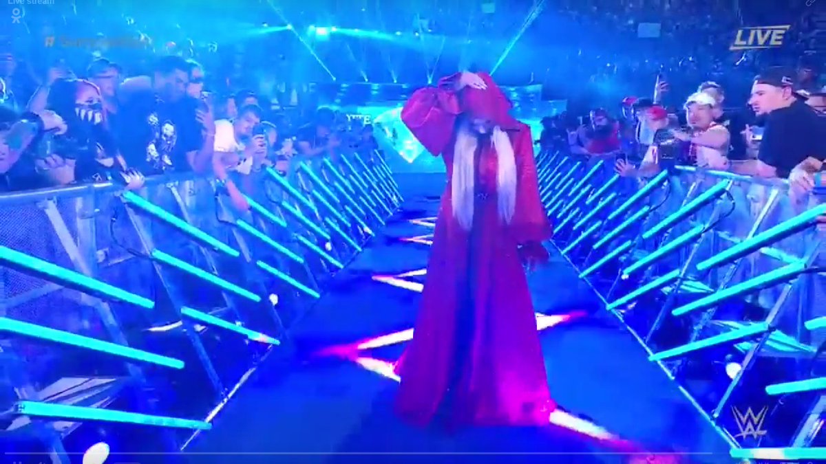 CFlairdotcom's tweet photo. #CharlotteFlair #TheQueen #WWE #Summerslam https://t.co/qxgkZods70