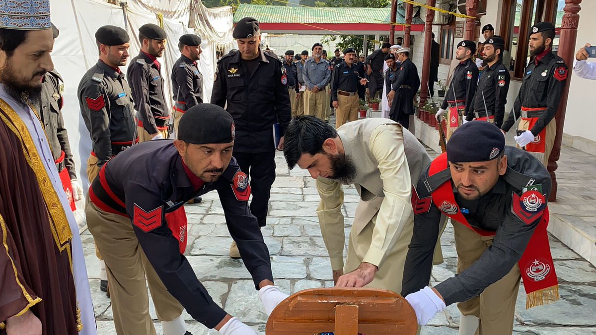 khan_pms's tweet photo. یوم شہدائے پولیس کے حوالے سے مرکزی تقریب پولیس لائن لوئر چترال میں منعقد ہوئ ۔ جس میں شہدا کے فیملیز سمیت سول سوسائٹی کے نمائندوں نے بھی شرکت کیں ۔ 
ڈپٹی کمشنر محمد علی خان یادگار شہدا پر پھول چڑھائے ۔ ڈپٹی کمشنر نے پولیس فورس کی خدمات کو خراج تحسین پیش کیا ۔ 
#Police 
#ADMIN https://t.co/CDregyK1AA