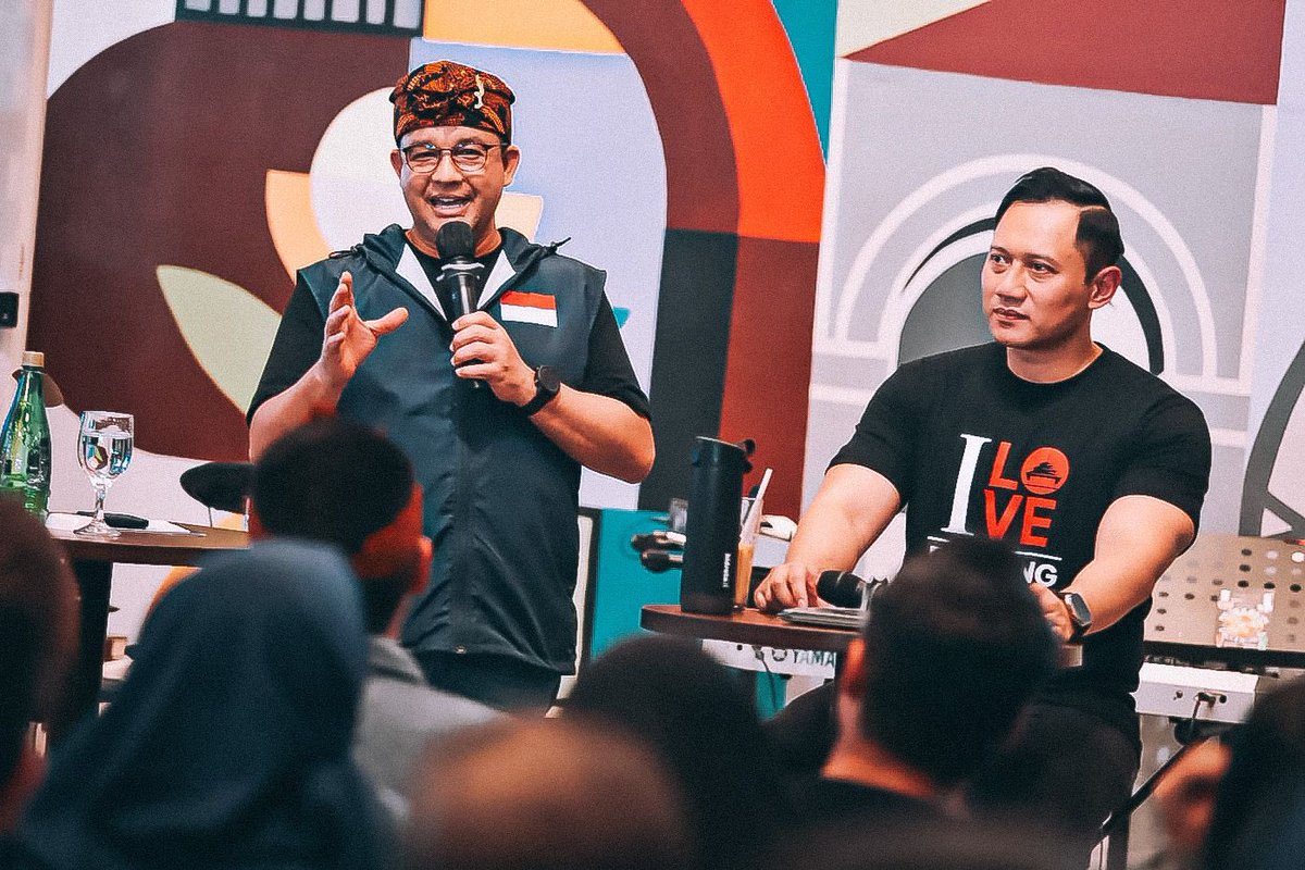aniesbaswedan's tweet photo. Bersama Mas AHY mendengar dan ngobrol masa depan bareng anak muda Bandung. Mulai dari urusan lapangan pekerjaan, hunian dan lain sebagainya. Lagi-lagi, sebagai Gen X, saya yang jadi banyak belajar.

Btw, pantas saja Bandung dapat gelar kota kreatif oleh UNESCO, memang kota ini gudangnya anak muda yang kreatif. Anak muda perlu diberikan ruang dan difasilitasi, serta dipanggil membantu dan berkolaborasi, karena cara pandang dan kebaruannya dalam memberikan terobosan yang ikut membentuk dan mewarnai lingkungan sekitarnya, bahkan ikut mewarnai perjalanan bangsa.