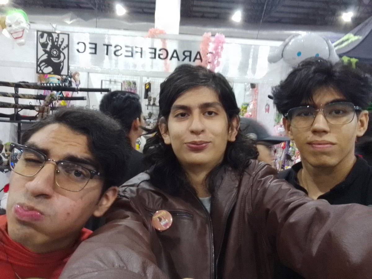 ian234441's tweet photo. Aqui con mi compa el pikachu y el "soy flash" https://t.co/G4DgLP8ypr