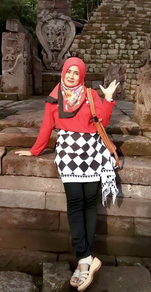 Candi Cetho. gunung Lawu.Karang Anyar.
Situs peninggalan Raja Brawijaya V.kerajaan Majapahit. Ada yg pernah kesini?
Kl mo kesini persiapkan dengkul anda😁😁. Yg dengkulnya dah kropos mnding jangan..