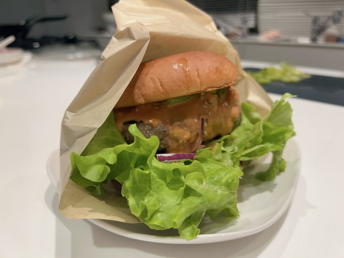 Takeby1220's tweet photo. からの湊(Blueqat社長)と投資家さんによるご当地ハンバーガー開発会にお邪魔。クラフトコーラ、クリームチーズ、果物の比較を楽しみつつ、酒まみれに。ありがとうございました🙇🏻 https://t.co/ARxgmA4GXa