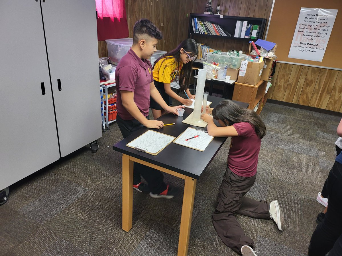 ASantana_JHS's tweet photo. Hawks in lab mode.π¨βπ¬π©βπ¬π¬π§ͺ Investigating mass and solidifying their understanding that mass is the amound of matter in something! They also estimated then measured the volume of different containers. #HawkPrideSISD #TeamSISD https://t.co/h9dUta1OPl