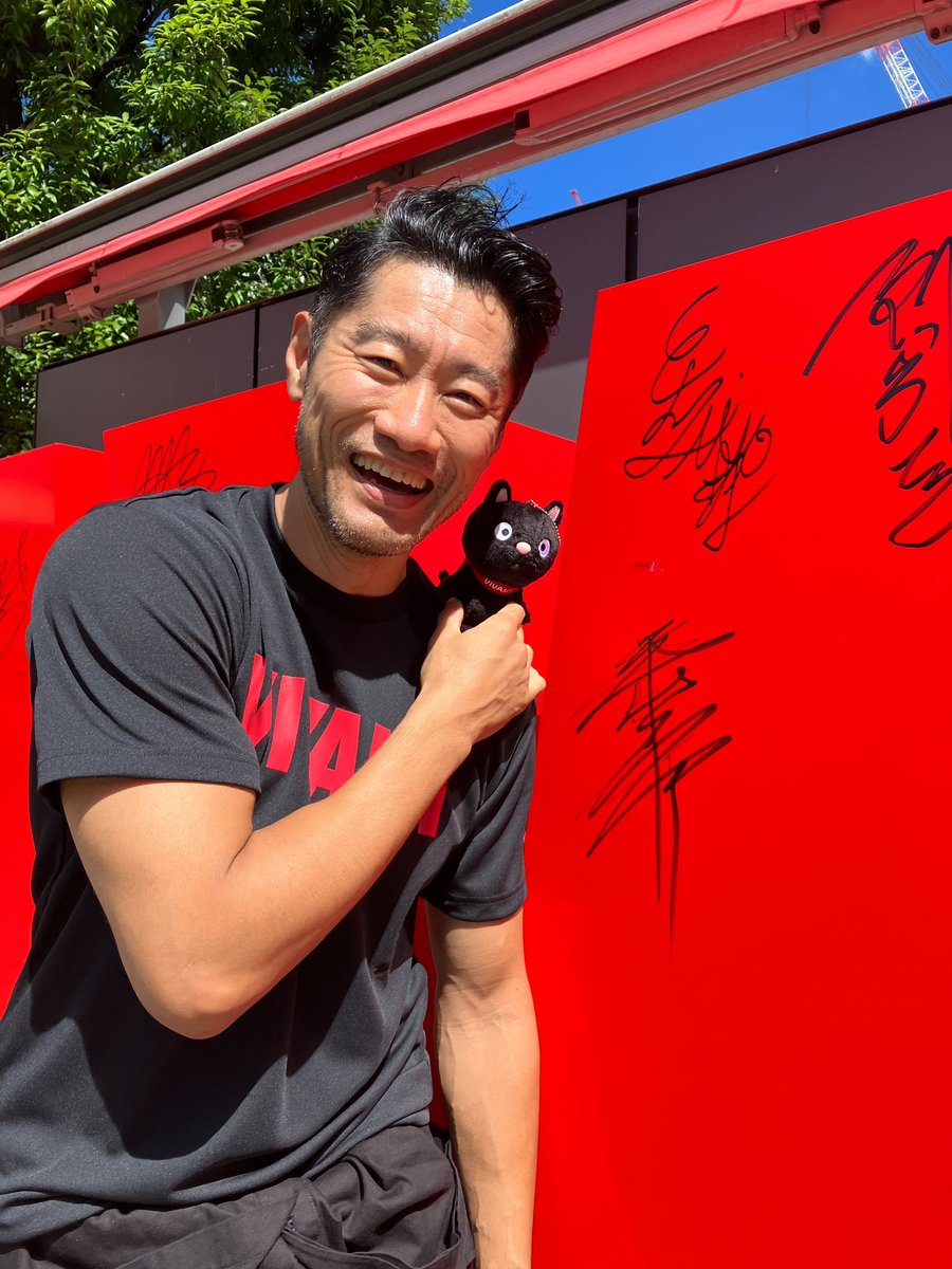 TBS_VIVANT's tweet photo. 🔴あと9時間!第𝟒話⚫️
#平山祐介 さんにも
サインをしていただきました🖋
おすすめしていただいた #VIVANT コラボかき氷は赤坂サカスで販売中です!🍧
ご着用いただいている
スタッフTシャツはこちらからチェック👕
▶︎ https://t.co/5QBSoEBsiD
ご好評頂きありがとうございます!🥰 https://t.co/ICRhALew6e