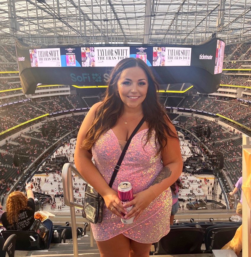 katorade04's tweet photo. so excited I could cry. 
@taylornation13 https://t.co/TWxfYWm8QQ