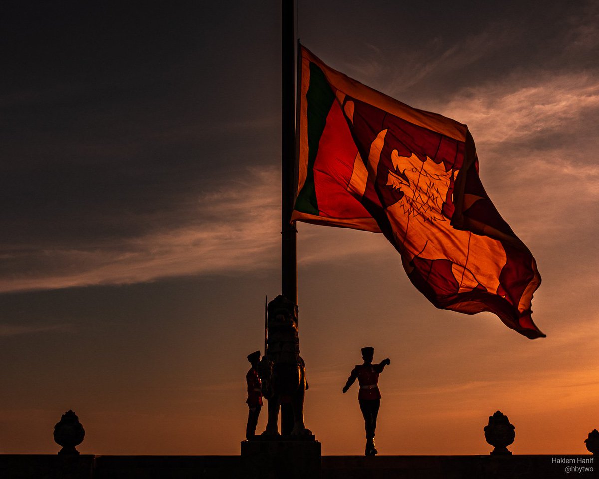 hbytwo's tweet photo. The lowering of the National Flag at sunset. @nazly is the picasso of this shot, but I decided to give it a try as well 😅
Shot on @Sony RX100 M3
#srilanka #colombo #colombostreetstyle #srilankadaily #travel #travelphotography #travelgram https://t.co/M6lmOO4oY6