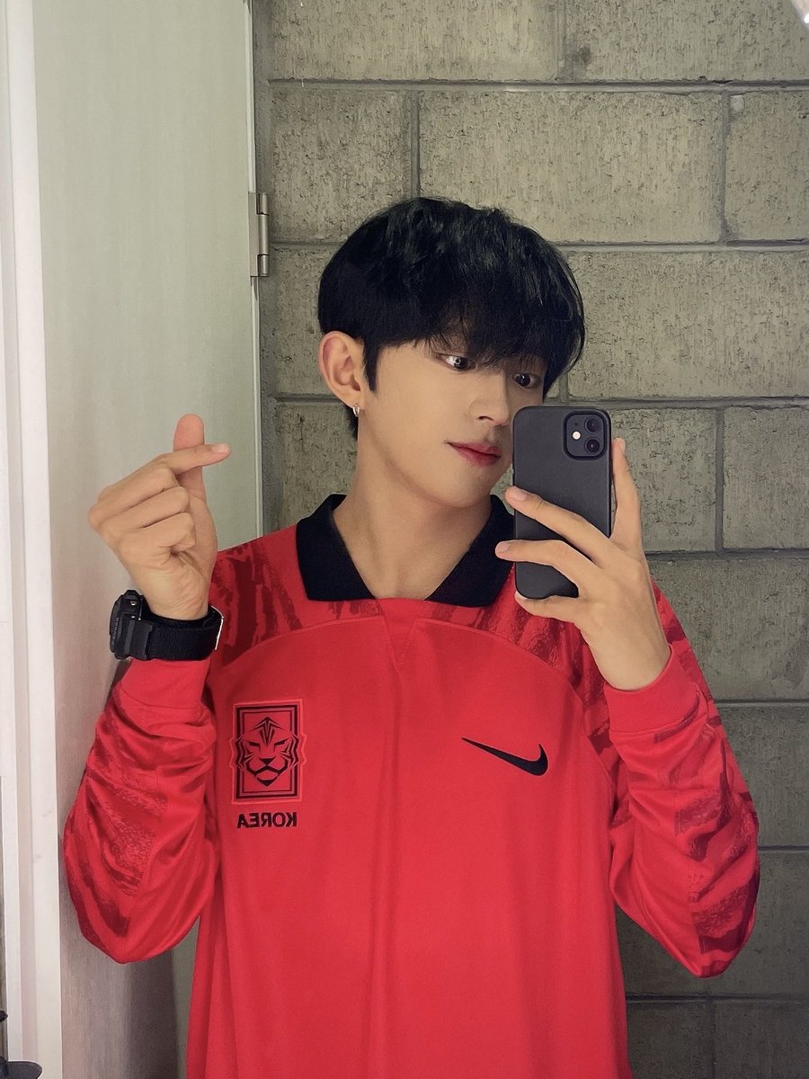 tdaerae's tweet image. pake baju bekembang kaya bajuri kalo jersey bola kaya si ucup