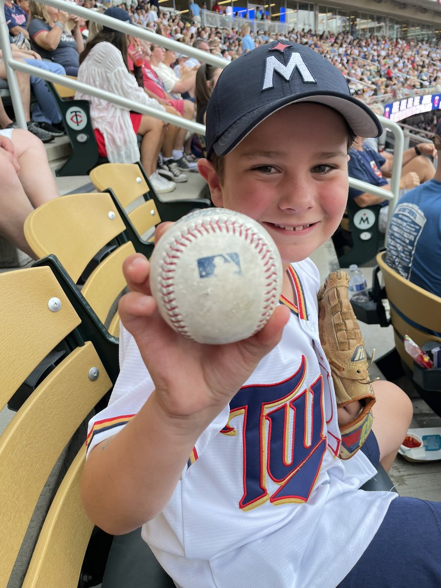 aetucker24's tweet photo. @dbremer_pxp made our night by giving our daughter a ball… and she was nice enough to share with her brother who is a huge @Twins fan https://t.co/92X4oyhx8P