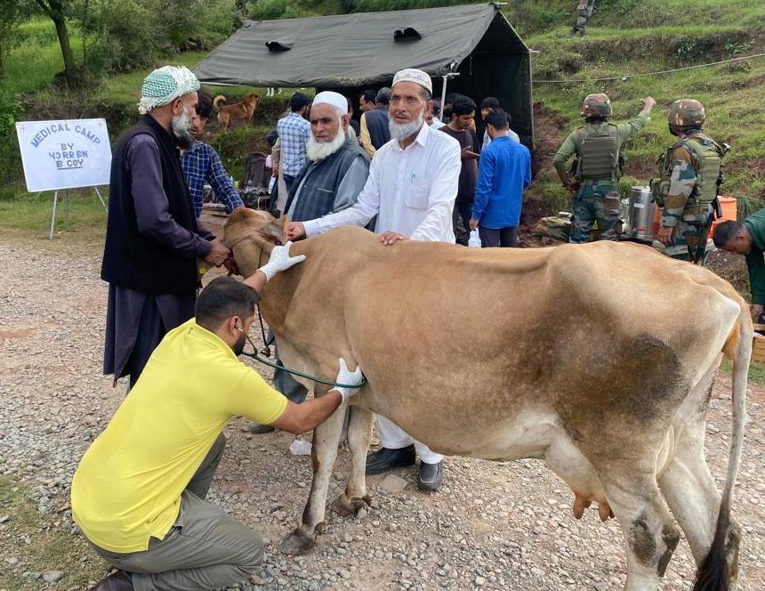 #WeCare

#IndianArmy Conducted Medical #Veterinary Camp in Pir Panjal,  
Parore Gurjan, #Rajouri (J&K) where #Veterinary support to 83 livestock was given. Villagers, Sarpanchs, Panchs & populace appreciated & expressed #ProfoundGratitude towards #IndianArmy 
#TejRan