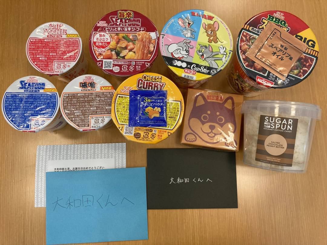 大和田「おう！オレにくれんのか？サンキューな！へへっ、ちょうど腹減ってたんだよ。メシ食いに行こうと思ってたけど暑くてよぉ。おーし、兄弟を誘ってカップ麺パーティーだ！夏こそカップ麺で汗だくになって……そんで、そのあとは水浴びでもすっかな！」