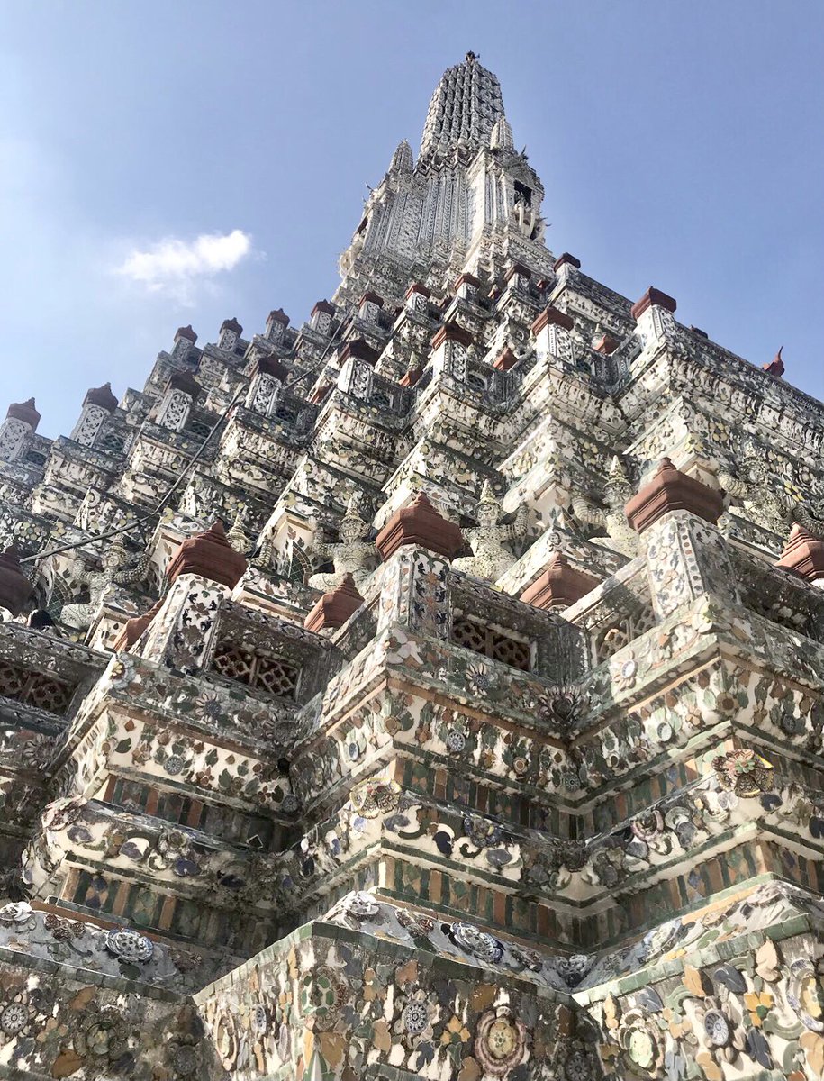 BuildJakapan_PH's tweet photo. Visited the same temple— Wat Arun when I was in Thailand. The place was amazing. 💙✨ (Although very hot 😸) 

#BuildJakapan #Beyourluve #เจ้าแป๊ะยิ้ม @jakeb4rever https://t.co/Ksd1n7lNZH