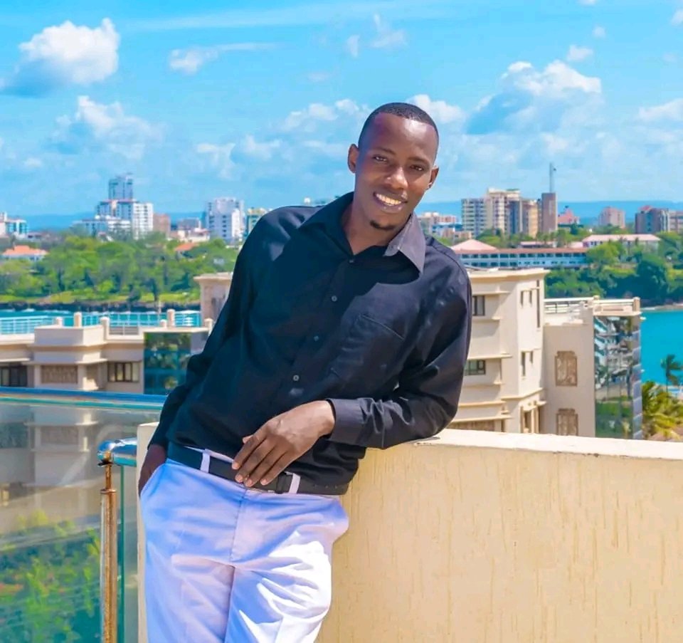 BarakaFmKe's tweet photo. karibu katika awamu ya kwanza ya #ShikaMoSundayService naye Mtumishi @francismandi. Leo unamtukuza Mungu ukiwa wapi? listen to Barakafm through https://t.co/USuXR5kBaV https://t.co/R1D30m9DkW