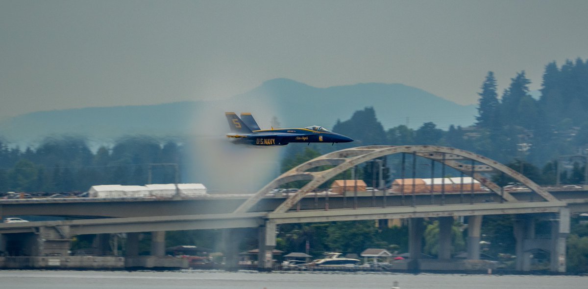 SeattleWXGuy's tweet image. I came to watch almost exclusively for this maneuver, and it didn't disappoint. #BlueAngels #Seattle #Seafair #Shockwave #Aviation