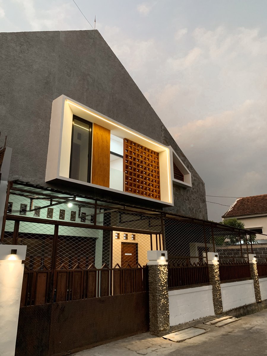 ogiehart's tweet photo. Rumah ini sudah beberapa kali mengalami renovasi. Bentuk bangunannya pun terlihat susul-menyusul sebelum kami gabungkan menjadi satu masa bangunan rumah yang utuh. Bagaimana prosesnya? Mari kita bahas.

A Thread

From this                                       To this https://t.co/bd5pCTvylm