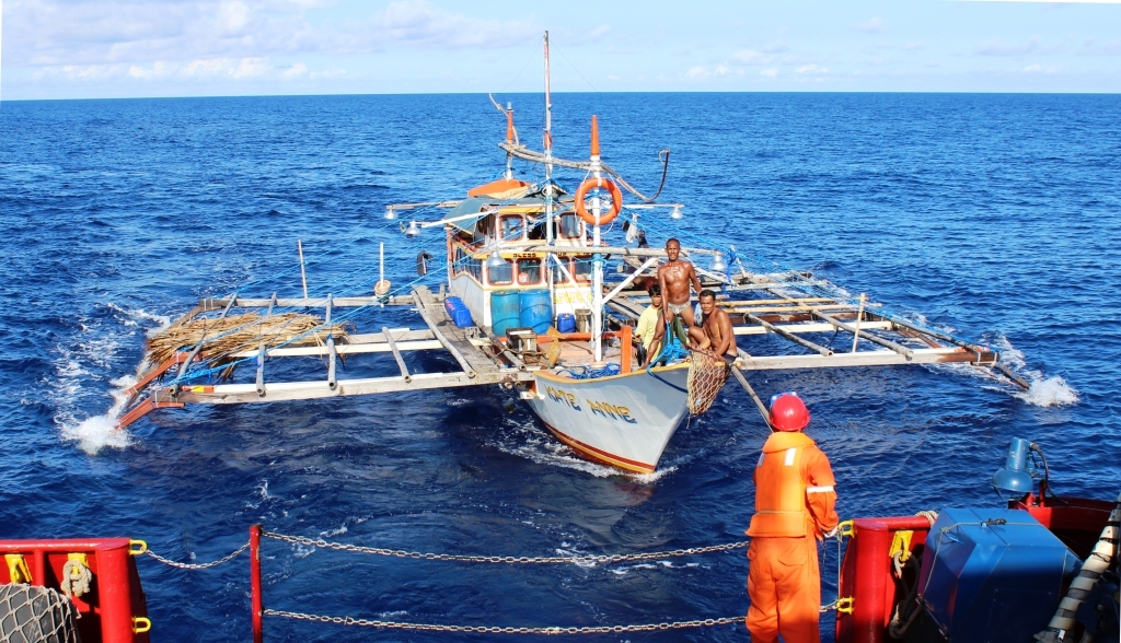 Close, but not too close!
#sms #chasevessel crews distribute a #noticetomariners flyer to #fishers, while the captain carefully keeps a safe distance.
For more go to supportedmarinesurveys.com