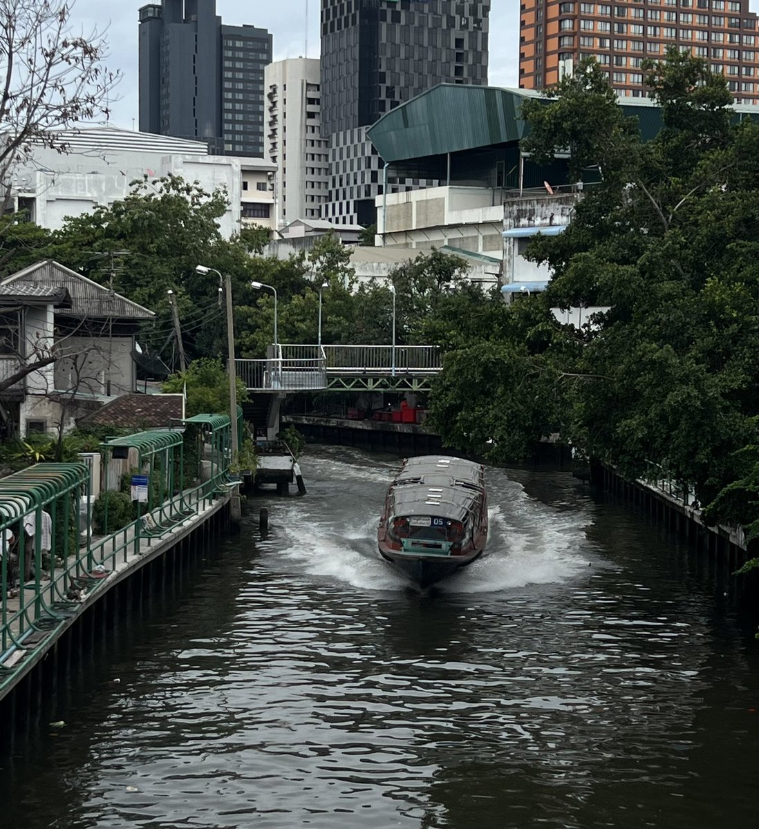 Bangkok is made by the mixing of luxury space and downtown like slum.
A short walking take me completely another world.

ラグジュアリーと下町がカオスに混ざり合った都市。