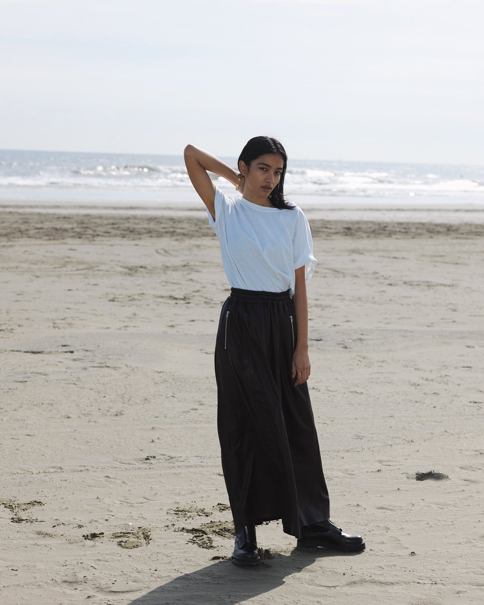 ALEATHERJAPAN's tweet photo. _

A-Line Skirt

No: ALW2301
Color: BLACK
Size:One
Material:Cow leather 

Check our online shop from our site.
https://t.co/Yv8Ppfxl8S

#aleather #leatherjacket
#madeinjapan #alineskirt #leatherwear #cowleather #womens #leatherskirt #longskirt https://t.co/OYypiQzu9Q