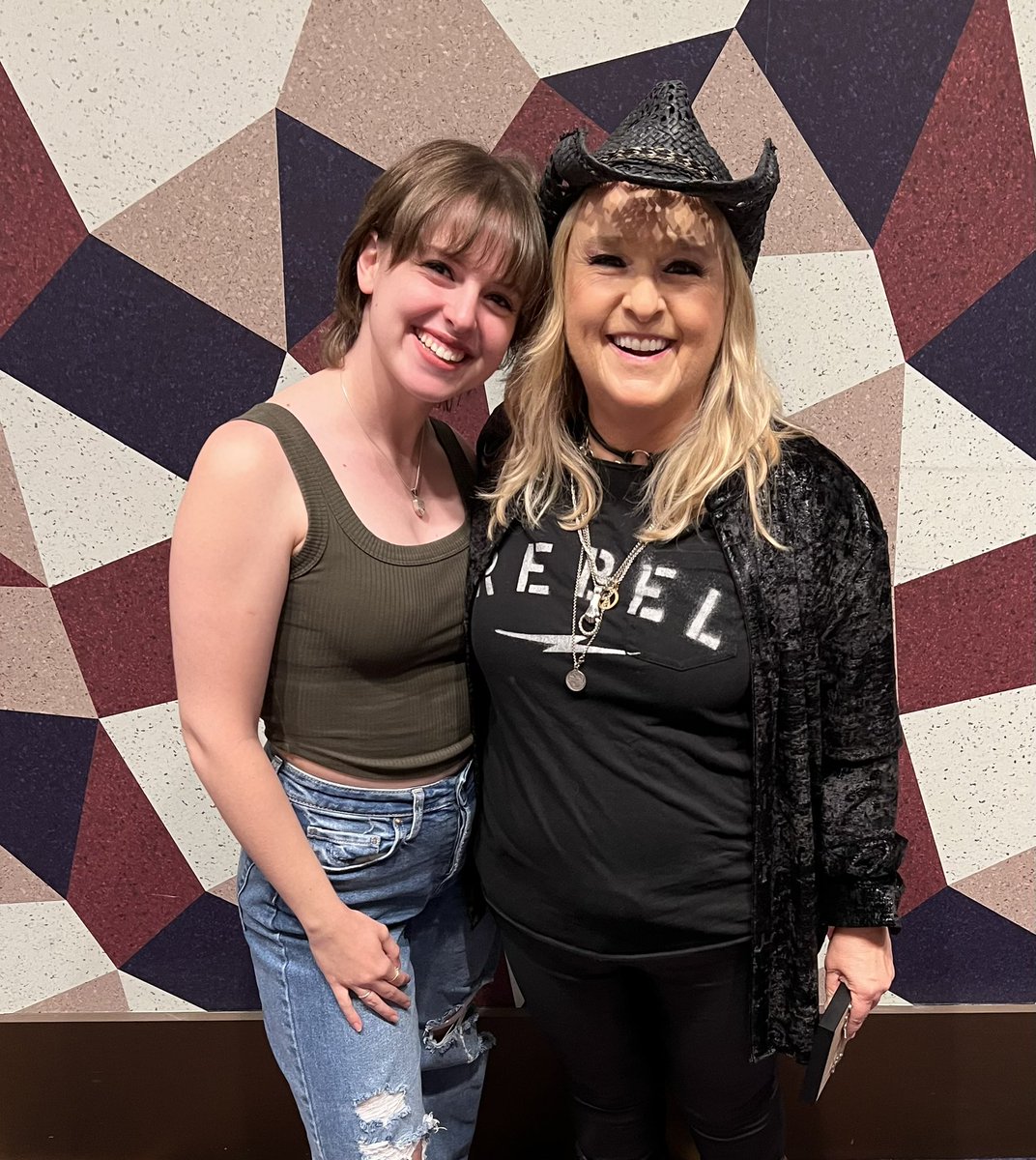 LorSchultz's tweet photo. @metheridge So incredibly grateful I was able to give my “Love Will Live” painting to @metheridge at a show last week. Thank you, Melissa, for creating art that healed my soul and helped me find my way back to creating art of my own again. Peace, Loran https://t.co/uDx7ffphRU