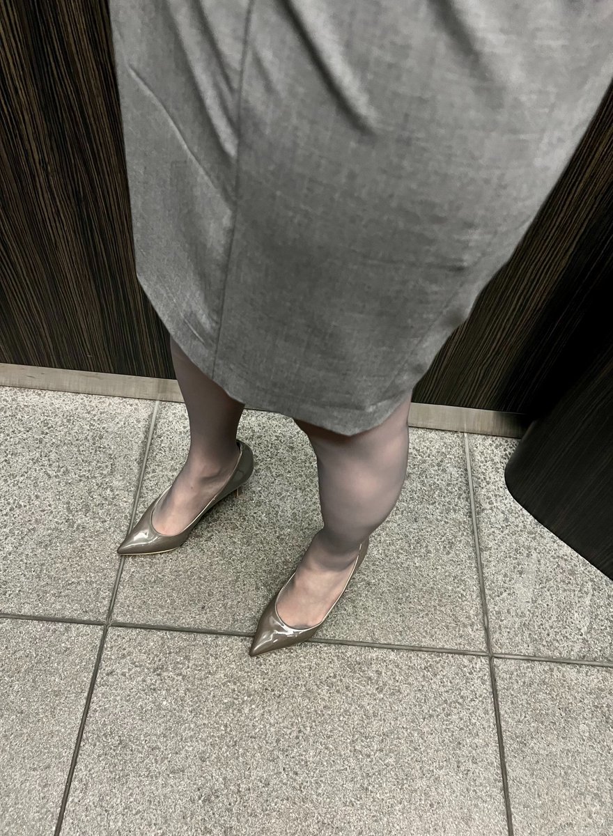15時までの予定でしたが、早く終わり帰宅しました✨
今日はグレーのスカートでしたので、足元までダイアナのグレーで💖
雨対策でエナメルヒールでしたが、行き帰りタクシー送迎でした🚕w https://t.co/MkJCK6qheU
