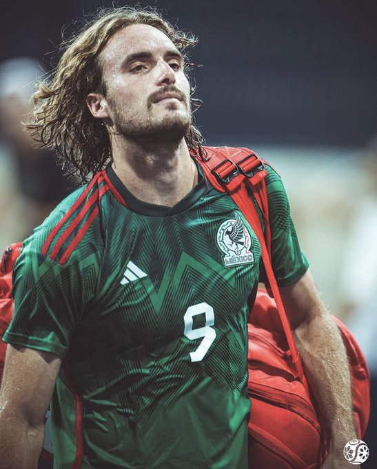 Photo: Stefanos Tsitsipas with the Mexican National Team jersey.