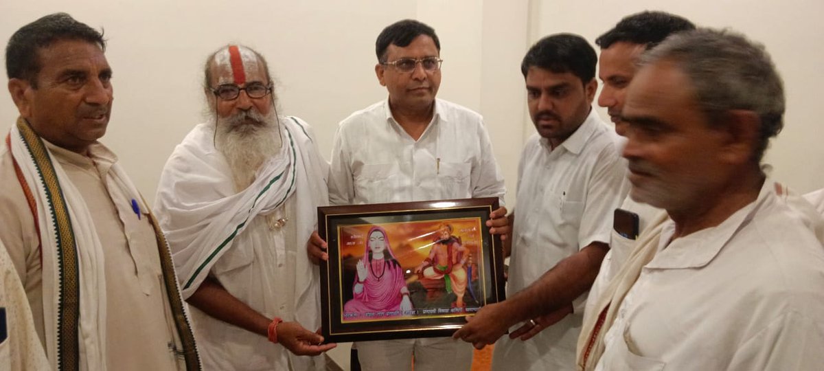 kishordulhepura's tweet photo. कल जयपुर पंहुचने पर पूर्व केंद्रीय राज्यमंत्री/उपाध्यक्ष,राष्ट्रीय पिछड़ा वर्ग श्री लोकेश प्रजापति जी का कुम्हार महासभा प्रदेशाध्यक्ष किशोर दुल्हेपुरा के नेतृत्व मे स्वागत किया।एवं नवतेज फाउंडेशन के द्वारा महाराणा प्रताप ऑडोटोरियम में आयोजित होनहार प्रतिभा समारोह मे शामिल हुए। https://t.co/RAjs5usqdn