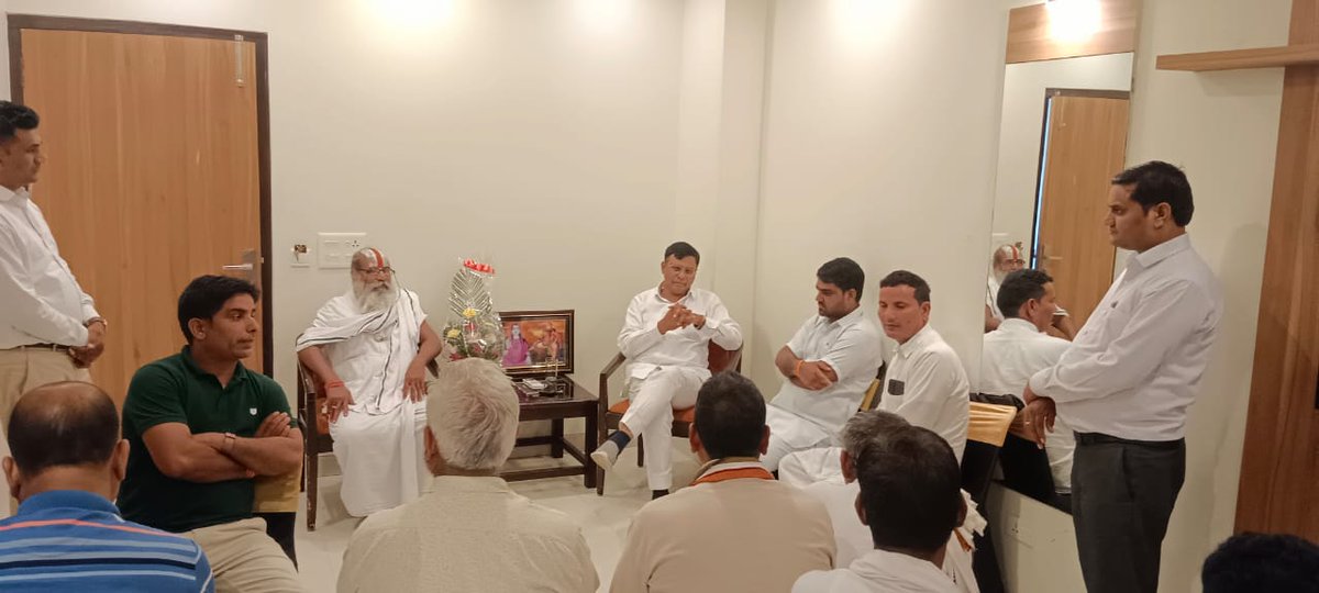 kishordulhepura's tweet photo. कल जयपुर पंहुचने पर पूर्व केंद्रीय राज्यमंत्री/उपाध्यक्ष,राष्ट्रीय पिछड़ा वर्ग श्री लोकेश प्रजापति जी का कुम्हार महासभा प्रदेशाध्यक्ष किशोर दुल्हेपुरा के नेतृत्व मे स्वागत किया।एवं नवतेज फाउंडेशन के द्वारा महाराणा प्रताप ऑडोटोरियम में आयोजित होनहार प्रतिभा समारोह मे शामिल हुए। https://t.co/RAjs5usqdn