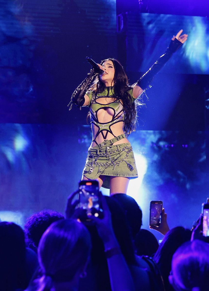 sociali_teen's tweet photo. La estrella del momento @keniaos  cerró el escenario de los MTV MIAW interpretando dos de sus éxitos "La invitación" y “Malas decisiones”, checa detalles en https://t.co/bhhKyVSfXQ #socialiteen https://t.co/7tHD5heXRr
