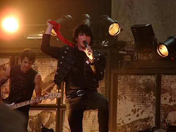 hourly gerard way tweet media