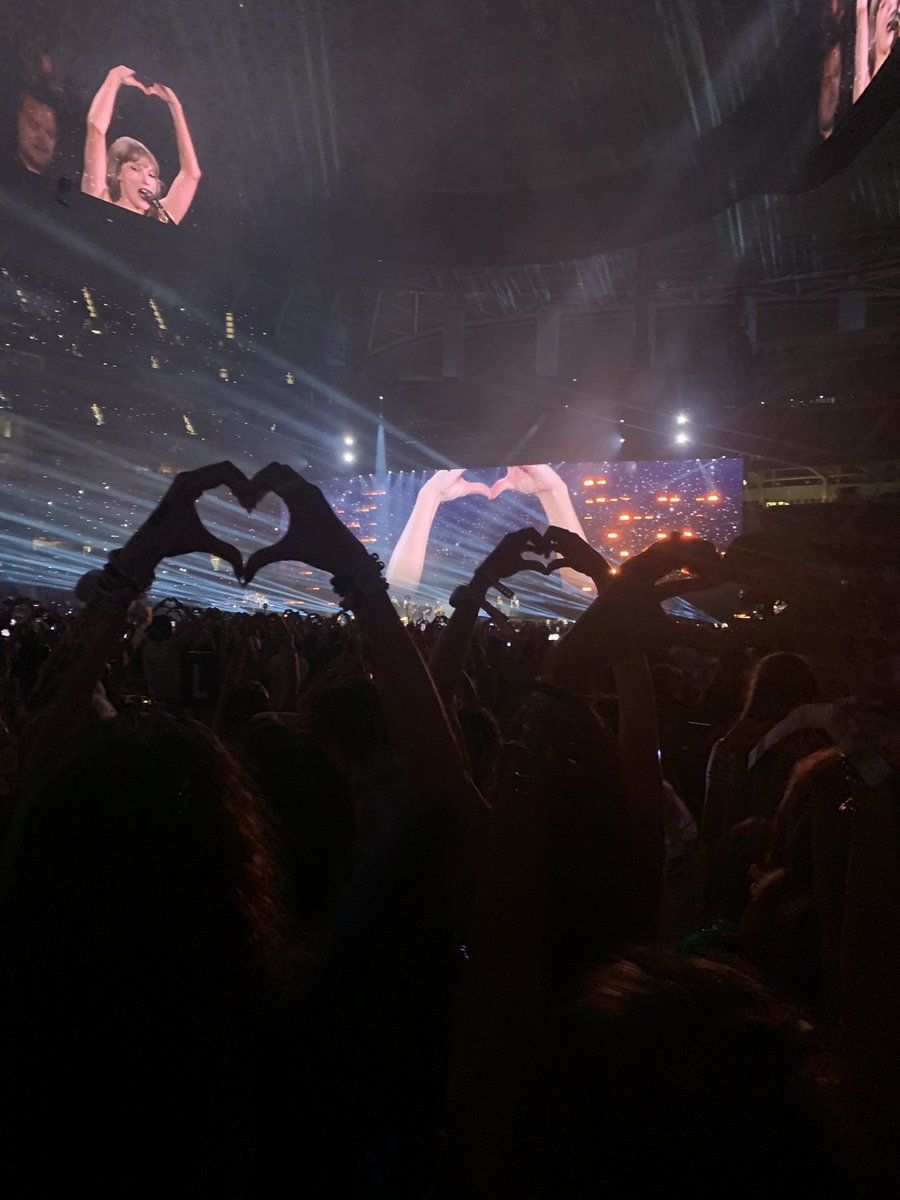 updateswiftbr's tweet photo. IT'S FEARLESS! #LATSTheErasTour https://t.co/0n8H3SbH64