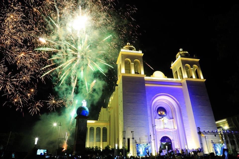 Expreso24sv's tweet photo. CAPITALINOS  CONTEMPLAN TRANSFIGURACIÓN DEL DIVINO SALVADOR DEL MUNDO

Este sábado, miles de fieles católicos contemplaron la representación de la Transfiguración del Divino Salvador del Mundo frente a Catedral Metropolitana. https://t.co/SFHeBikXbs