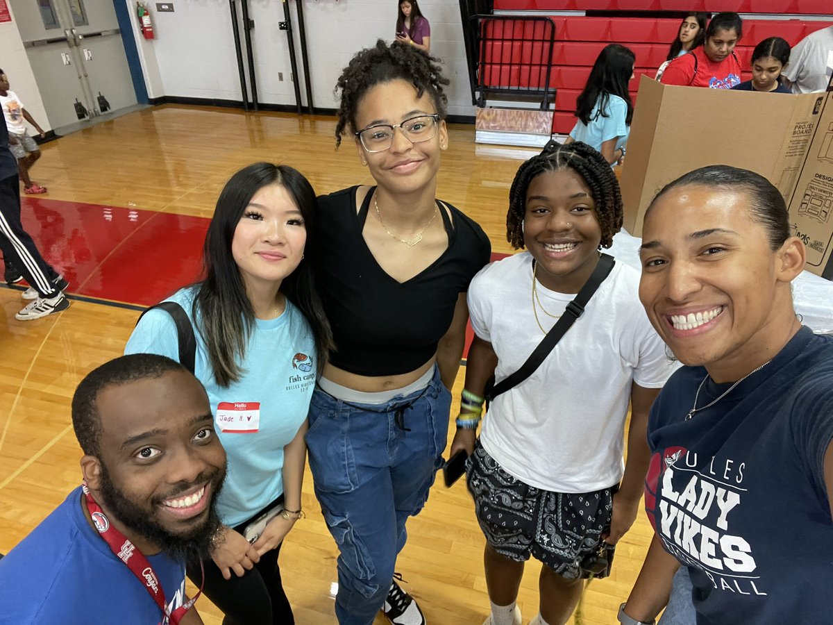 ChristinaJamer4's tweet photo. Almost time for school to start! It was great meeting up w/ the future Vikes today at @DHS_Vikings Fish Camp! Thanks to Coach @Chaz_Matic for hooking up our LVB table &amp; @Nevaeh_k06 @WilliamsMyaaa &amp; Jade for coming out to represent @DullesGBB https://t.co/5QdyFWFlgd