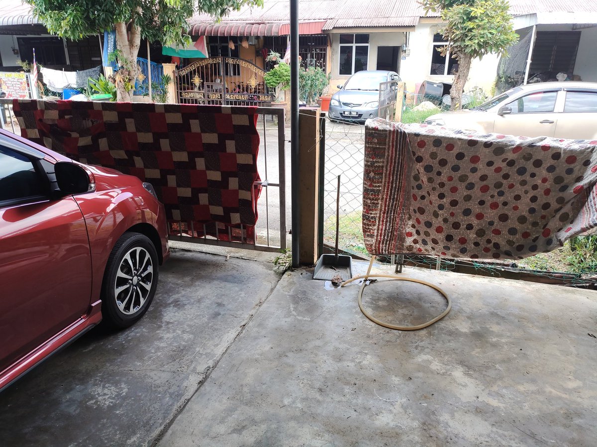 AmanAnuar's tweet photo. Baru tinggal berapa hari rumah dah ada makhluk Allah mana la sidai cun2 kat pagar rumah. 😂😂. Ikut hati aku nak je hampar tengah jalan tu. Aje bajang perangai https://t.co/rFnbWEoT7P